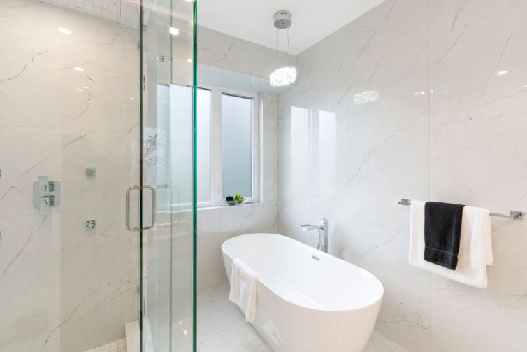 6591_Goldsmith_Drive_EsgeeCorporate-MasterWashroom2