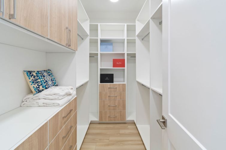6591_Goldsmith_Drive_EsgeeCorporate-mastercloset