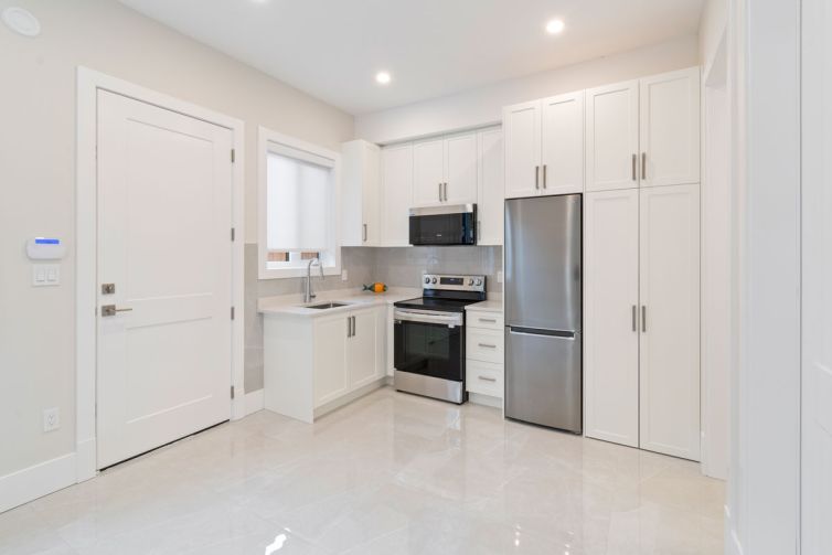 6591_Goldsmith_Drive_EsgeeCorporate-secondkitchen