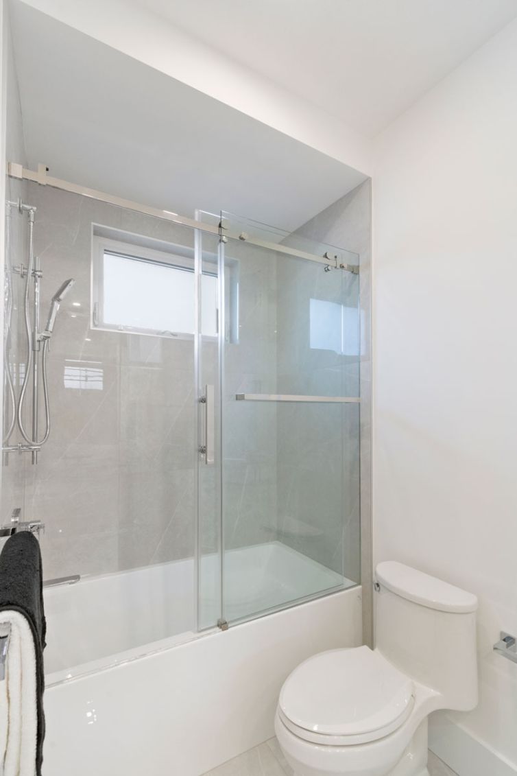 6591_Goldsmith_Drive_EsgeeCorporate-sharedwashroom