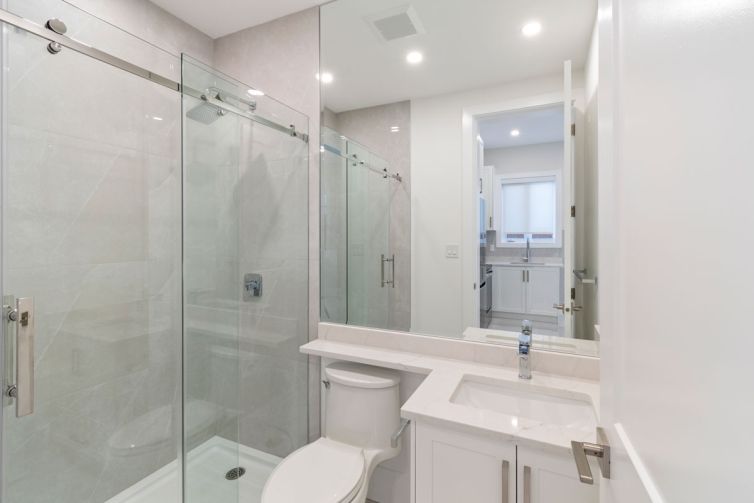 6591_Goldsmith_Drive_EsgeeCorporate-suitewashroom