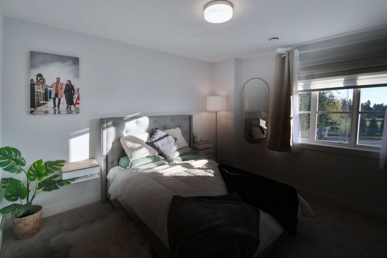 HDR photograph compared to lowest exposure