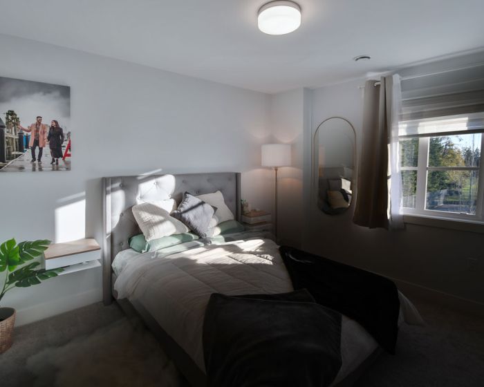 HDR photograph compared to lowest exposure